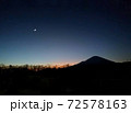 富士山に向かう夕陽と三日月 72578163