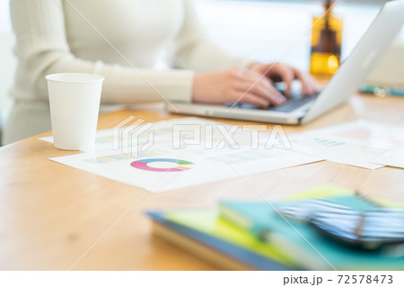 女性 テレワーク 在宅勤務 パソコン 女性 テレワーク 在宅勤務 パソコン 72578473