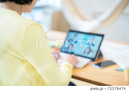女性 テレワーク 在宅勤務 パソコン 女性 テレワーク 在宅勤務 パソコン 72578474