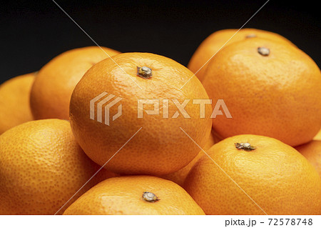 山盛りのみかん 黒バック 山盛りのみかん 黒バック 72578748