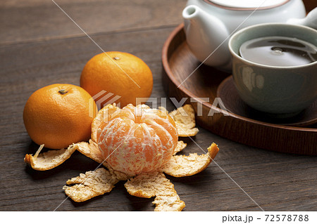 温かいお茶とミカン 72578788