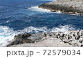 地中海に浮かぶ島　岩の海岸と飛び散る波 72579034