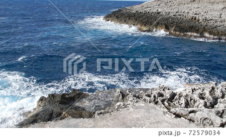 地中海に浮かぶ島　岩の海岸と飛び散る波 72579034