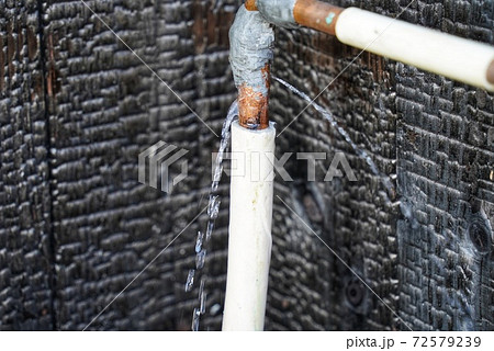 水道管の水漏れ 水道管の水漏れ 72579239