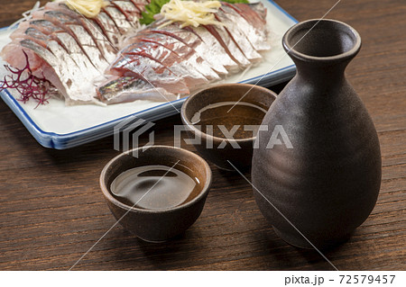 日本酒と刺身 72579457