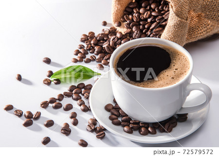 Coffee cup and coffee beans 72579572
