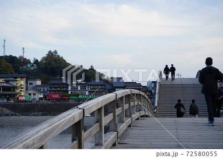 岩国 錦帯橋を渡る 72580055