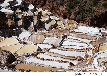 南米ペルーアンデス山脈にあるインカ時代以前より続くマラスの塩田風景 72580515