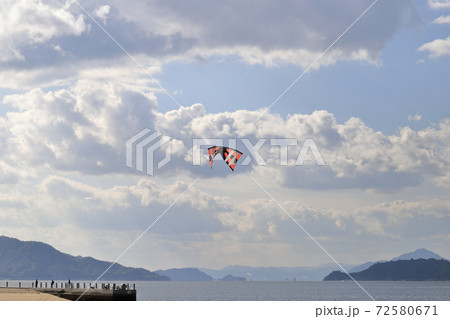 空に飛ぶスポーツカイト 72580671