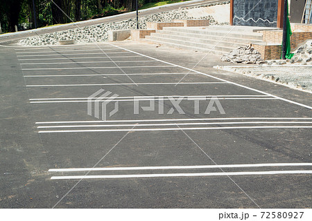 Parking lines on the asphalt, detail of signs for car parking. 72580927
