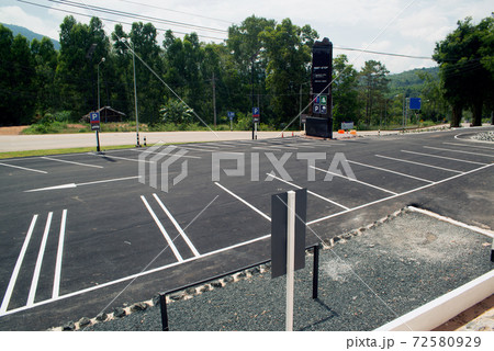 Parking lines on the asphalt, detail of signs for car parking. 72580929