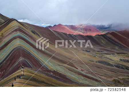 南米ペルーの秘境アンデス山脈に突如現れるレインボーマウンテン(ビニクンカ山)高山植物と動物 南米ペルーの秘境アンデス山脈に突如現れるレインボーマウンテン(ビニクンカ山)高山植物と動物 72582548