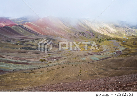 南米ペルーの秘境アンデス山脈に突如現れるレインボーマウンテン（ビニクンカ山）高山植物と動物 72582553