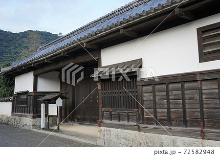 岩国城城下町武家屋敷香川家長屋門 72582948