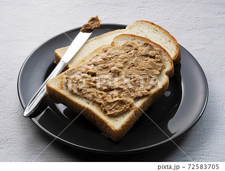ピーナッツバターを塗った食パン 72583705