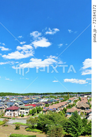 夏の青空と新興住宅街 72584372