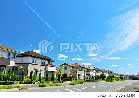 夏の青空と新興住宅街の写真素材