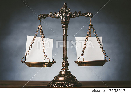 天秤と黒背景 天秤と黒背景 72585174