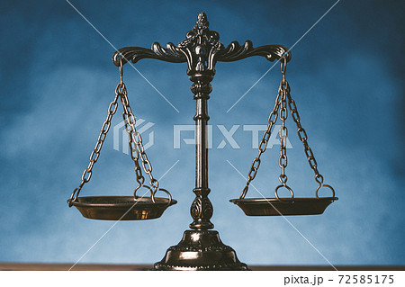 天秤と黒背景 72585175