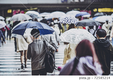 雨の横断歩道を渡る人々 雨の横断歩道を渡る人々 72585214