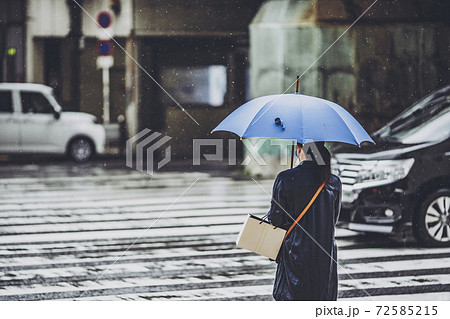 雨の横断歩道で信号待ちをする人 雨の横断歩道で信号待ちをする人 72585215