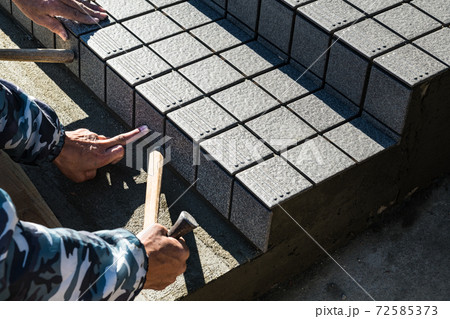 玄関階段改修タイル貼り工事 玄関階段改修タイル貼り工事 72585373