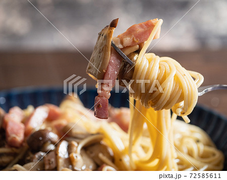 ベーコンとキノコのバター醤油パスタのクローズアップ。 72585611