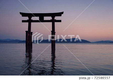 湖面に浮かぶ鳥居 72586557