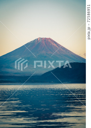 本栖湖と赤く染まる富士山:赤富士 本栖湖と赤く染まる富士山:赤富士 72586951