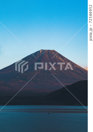 浩庵キャンプ場から見る本栖湖と富士山 72586952