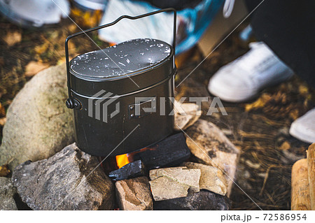 キャンプ場で直火の飯盒炊爨の写真素材