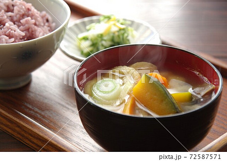 味噌汁　具沢山のお味噌汁　かぼちゃの味噌汁 72587571