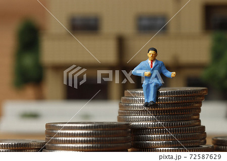 ビジネスマンとお金 72587629
