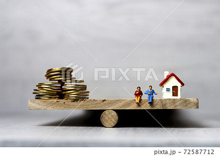 お金とミニチュアの男女 72587712