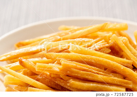 芋けんぴ(高知県の名物として知られるお菓子)のアップ。 芋けんぴ(高知県の名物として知られるお菓子)のアップ。 72587725