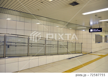 JR北新地駅の車椅子用スロープ JR北新地駅の車椅子用スロープ 72587755