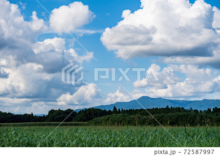 晴天の夏空に青い空と白い雲の風景 晴天の夏空に青い空と白い雲の風景 72587997