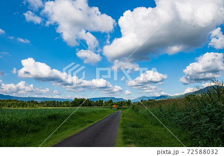 晴天の夏空に青い空と白い雲の風景 72588032