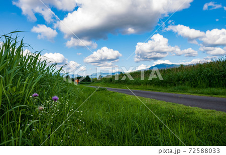 晴天の夏空に青い空と白い雲の風景 72588033