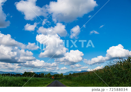 晴天の夏空に青い空と白い雲の風景 72588034