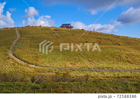 神奈川県箱根町 秋の箱根駒ヶ岳山頂の箱根神社元宮 72588386