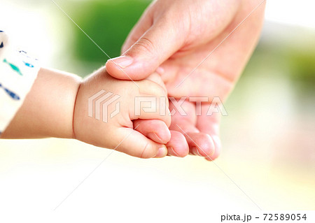 母親と赤ちゃんが手をつなぐ 親子の触れ合い 母親と赤ちゃんが手をつなぐ 親子の触れ合い 72589054