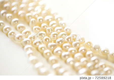 パールのアップと白バックとコピースペース 72589218