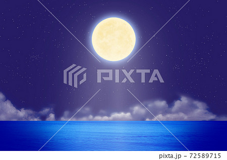 満月と夜の海と雲のイラスト素材