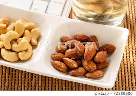 オンライン飲み会イメージ。ナッツとハイボールとパソコンのキーボード。 72589900