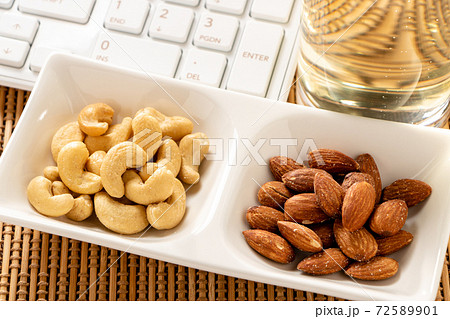 オンライン飲み会イメージ。ナッツとハイボールとパソコンのキーボード。 72589901