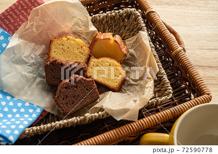 カゴに入ったパウンドケーキ カゴに入ったパウンドケーキ 72590778