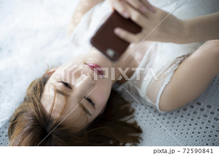 スマートフォン 女性 スマートフォン 女性 72590841