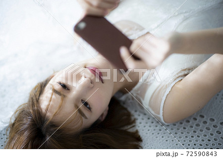 スマートフォン 女性 スマートフォン 女性 72590843