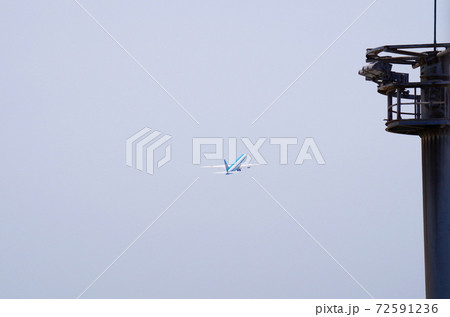 米子鬼太郎空港の滑走路から旅客機が離陸する光景 … 鳥取県 境港市(薄曇り) 米子鬼太郎空港の滑走路から旅客機が離陸する光景 … 鳥取県 境港市(薄曇り) 72591236